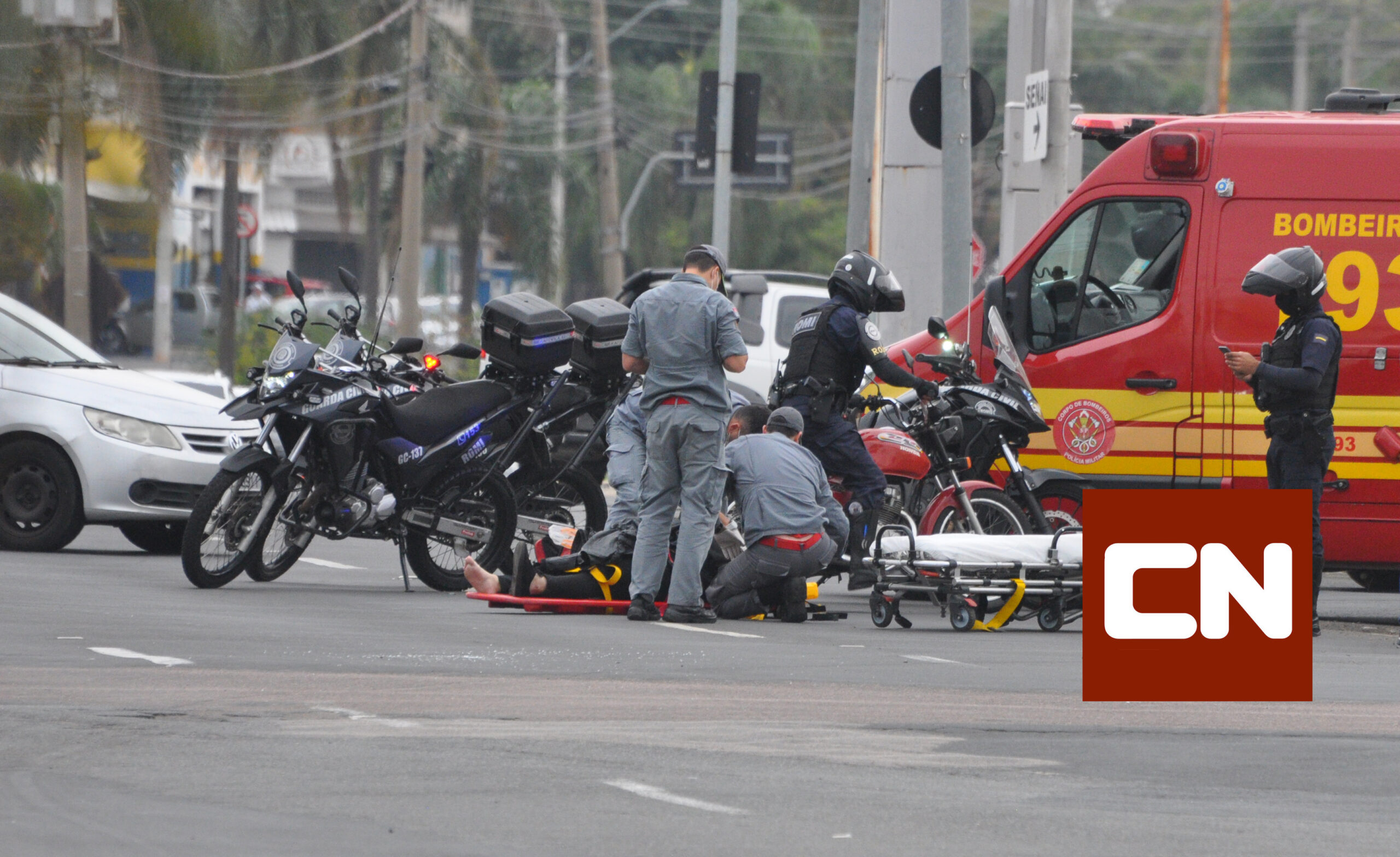 Motociclista fica ferida em acidente de trânsito envolvendo carro e