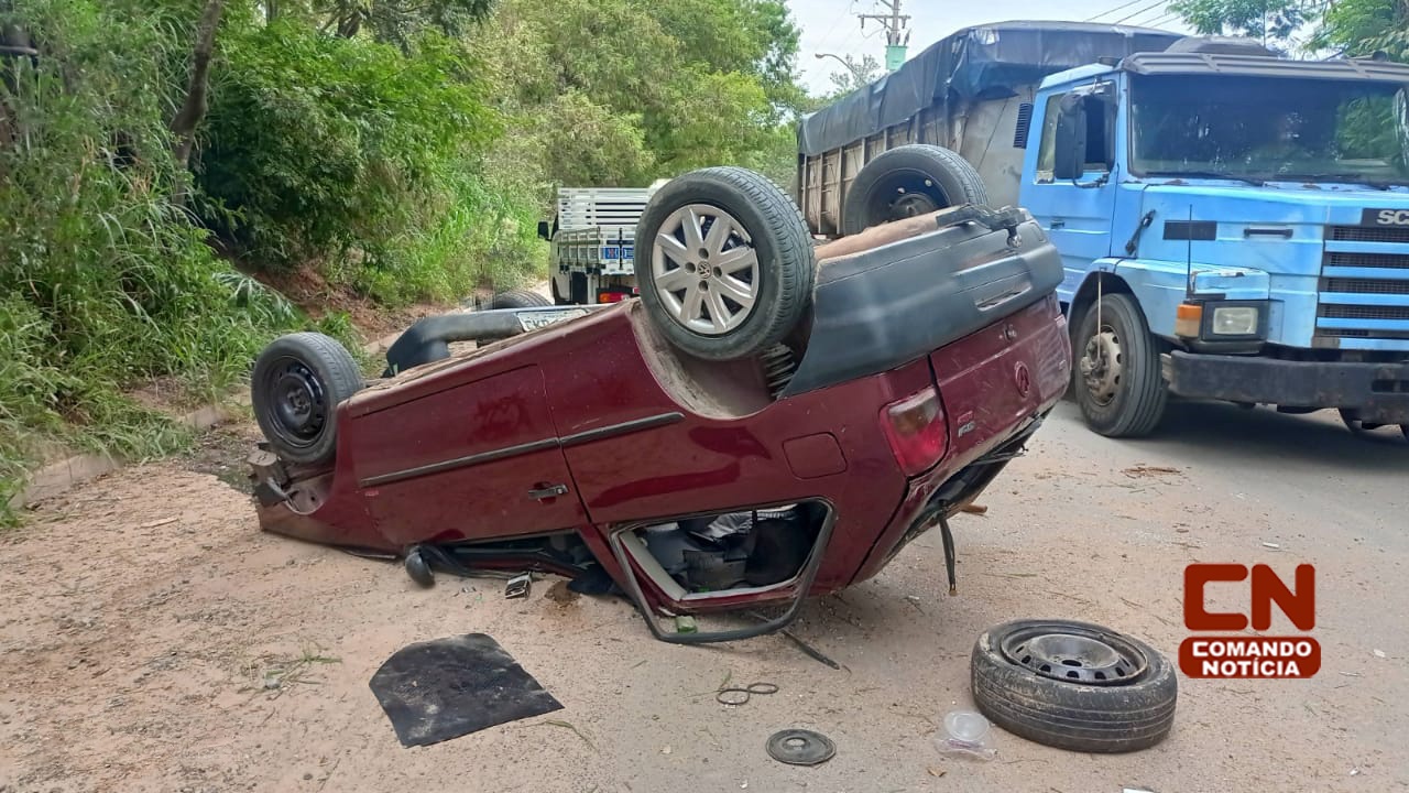 Carro capota após motorista perder controle da direção em Indaiatuba