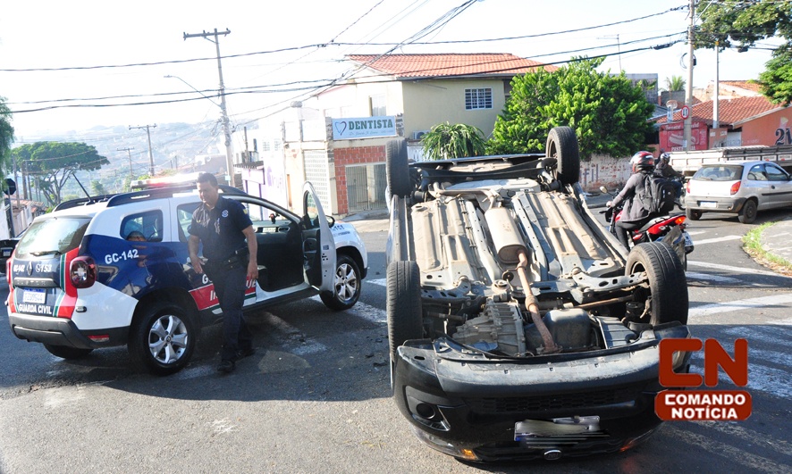 Indaiatuba Carro Invade Preferencial Colide Outro Veiculo E Capota