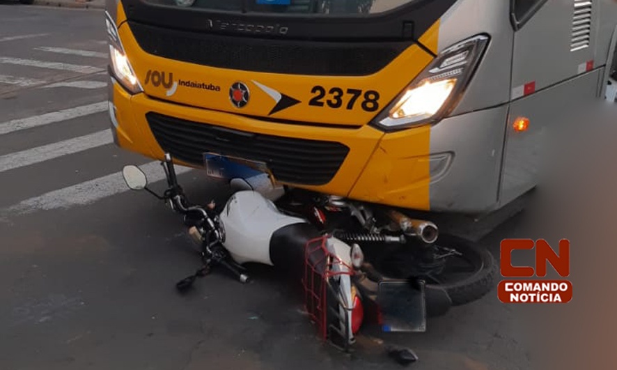 Acidente entre ônibus e moto deixa garupa ferida em cruzamento no