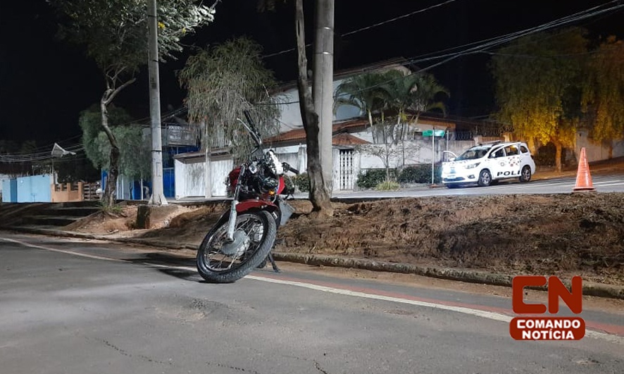 Jovem morre ao perder controle da direção e bater motocicleta em poste