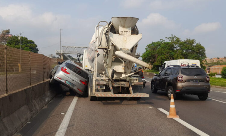 Carro Prensado Em Mureta De Concreto Por Caminh O Na Sp Comando