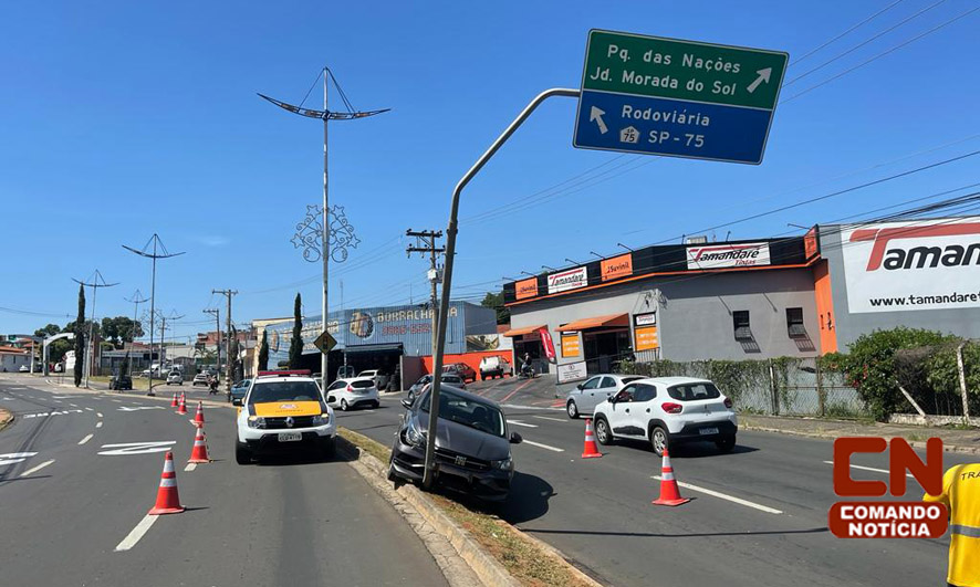 Indaiatuba Motorista Perde Controle Da Dire O De Ve Culo Invade