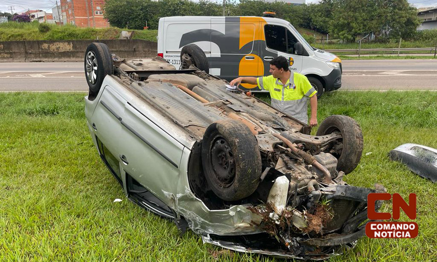 Motorista perde controle da direção atravessa canteiro central e