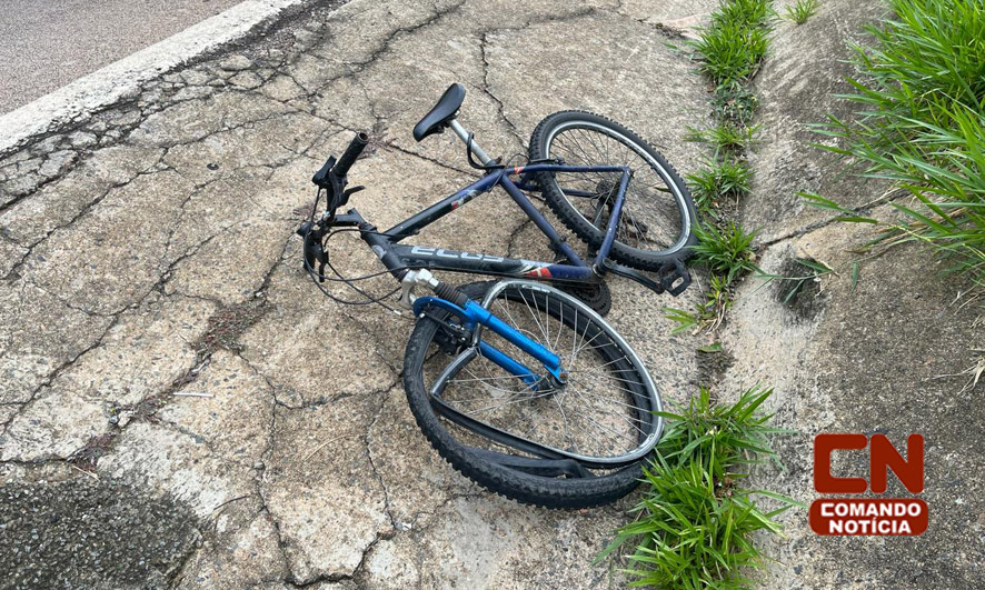 Colisão entre ônibus e bicicleta na contramão deixa duas pessoas