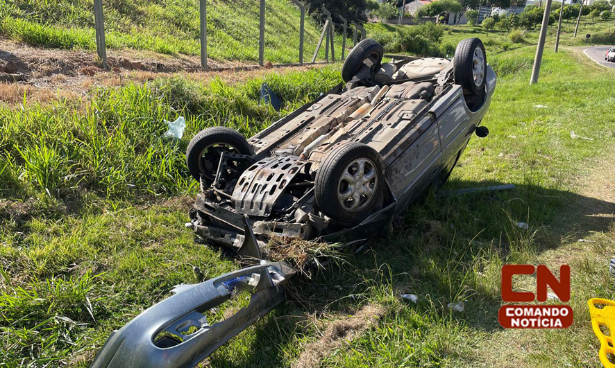 Motorista perde o controle da direção sai da pista e capota carro na