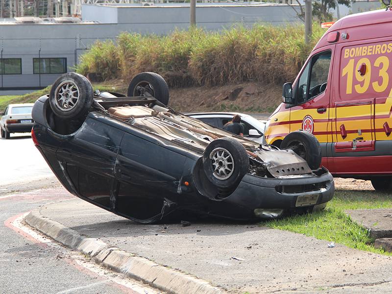 Carro Capota Na Entrada De Salto Ap S Atingir Guia Na Rodovia Da