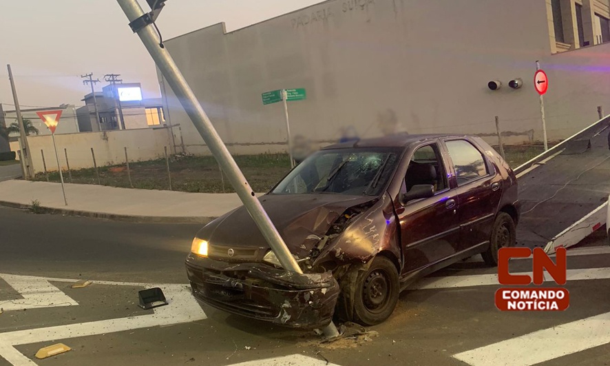 Motorista bate carro em poste de semáforo no Parque Ecológico em