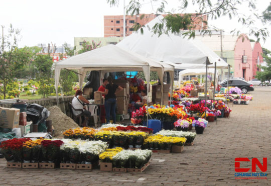Finados cemitério flores pessoas2