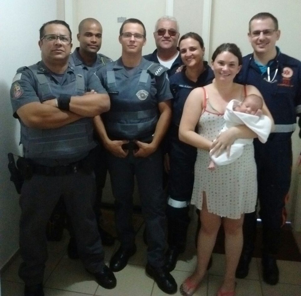 Policiais Salvam A Vida De Recém Nascido Engasgado Comando Notícia