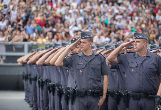Formatura de soldados e entrega de viaturas
