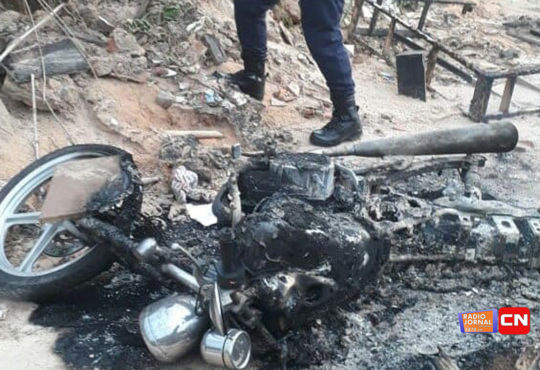 Moto incendiada no oliveira