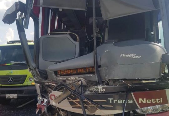 Onibus batecaminhão