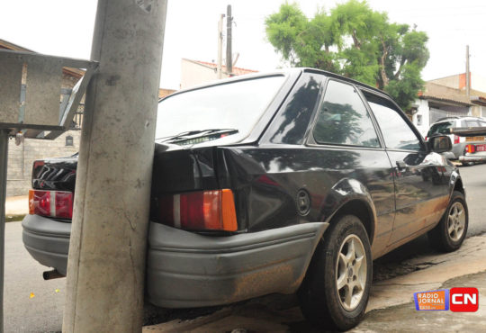 Carro bate em poste 3