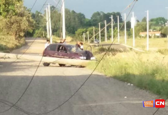 Carro bate em poste oliveira