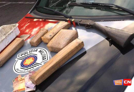 Drogas e espingarda itu