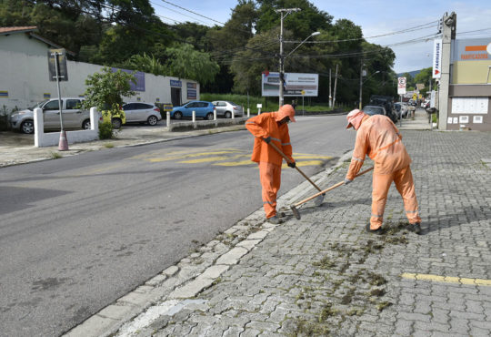 Mutirao servicos publicos raspagem de guias e calcadas malota c 22