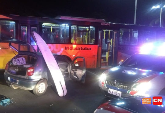Carro bate em busÃo 3