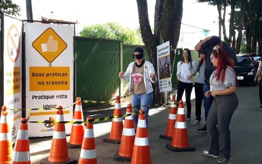Usuário na via escola hélio