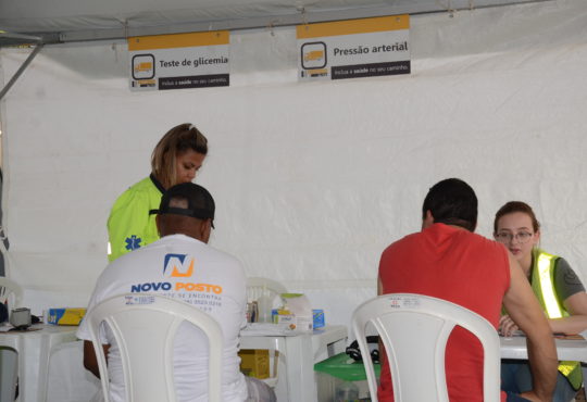 Caminhoneiro na via ab colinas