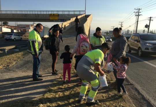 Pedestre na via ab colinas