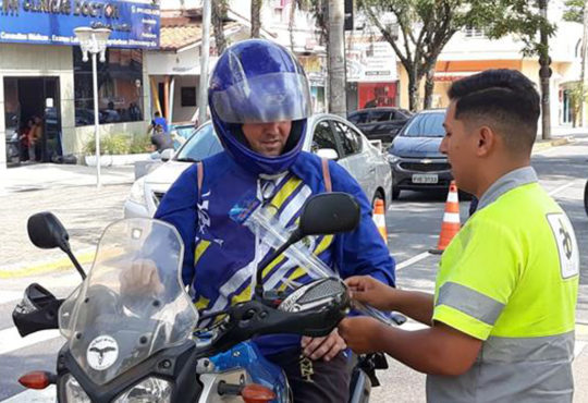 Motociclista na via snt ab colinas