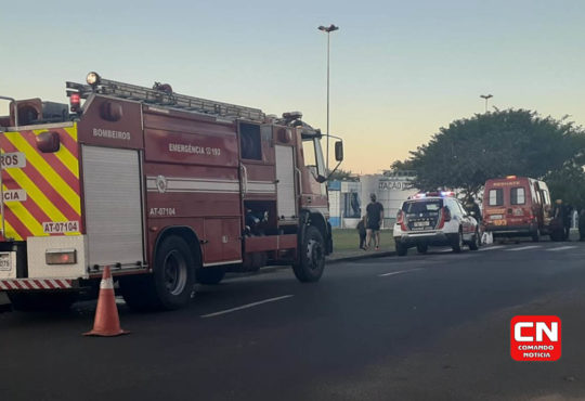 Homem pula em corrego 1 cópia