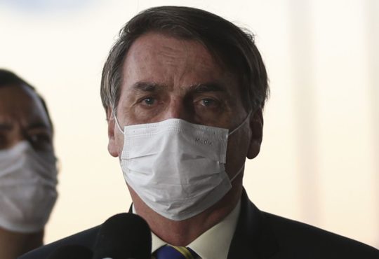 O presidente jair bolsonaro, fala à imprensa no palácio da alvorada