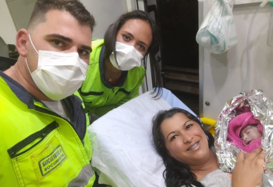 Os socorristas da ab colinas com a mamãe fabiana e o pequeno samuel, que nasceu na rodovia santos dumont (sp 075) (2)