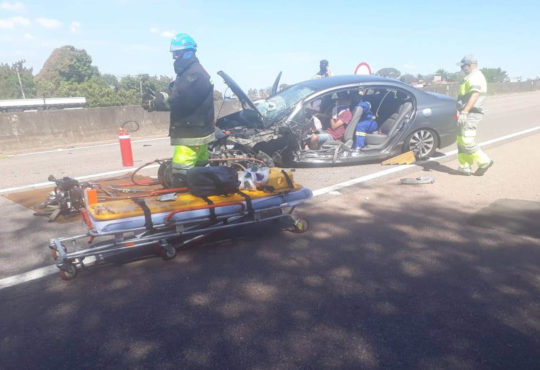 Carro bate em mureta 4 cópia