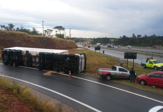 Carreta tombada bandeirantes