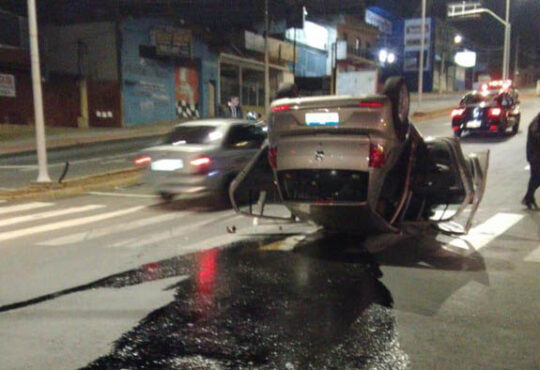 Carro tomba na ario cópia