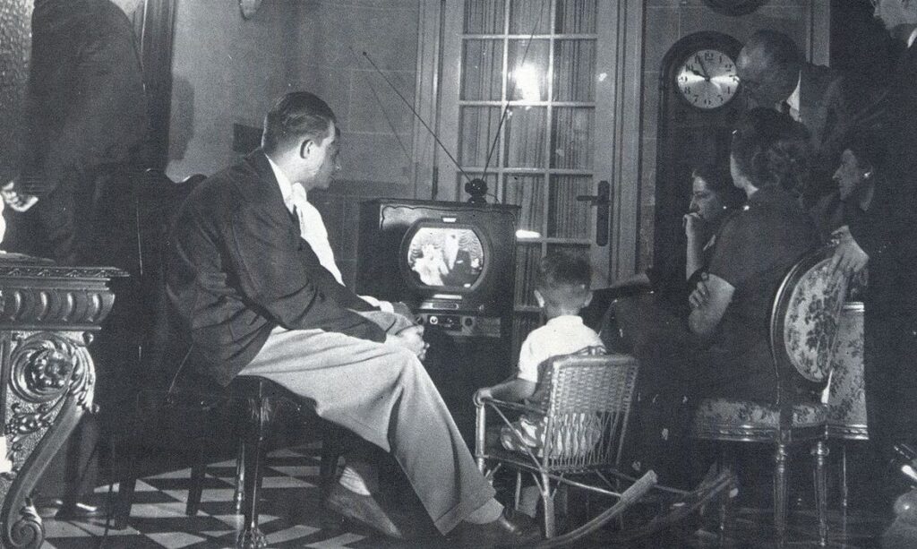 O dia 18 de setembro marca a primeira transmissão aberta e os 70 anos da TV no Brasil Comando O dia 18 de setembro marca a primeira transmissão aberta e os 70 anos da TV no Brasil Comando