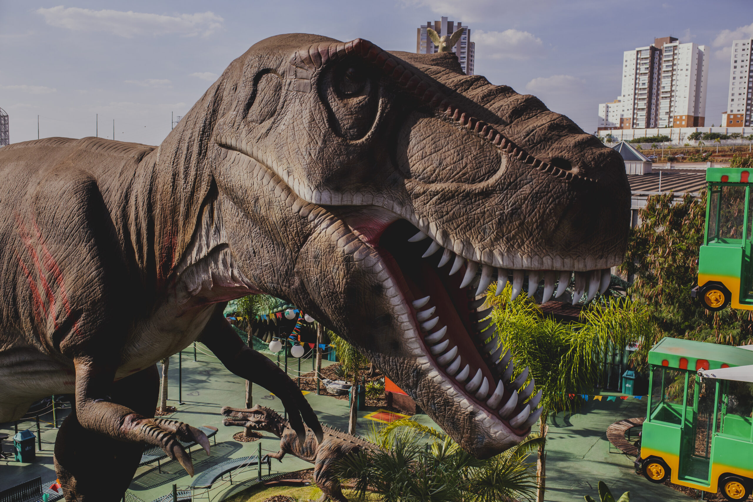 Dinossauro gigante, com 10 metros de altura, é atração em shopping