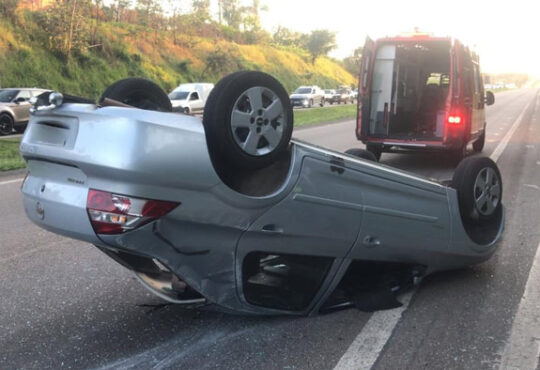 Carro capota no km 55