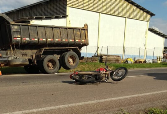 Moto bate m carro km 47