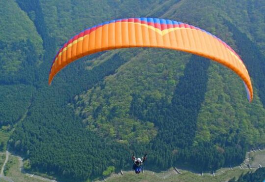 Voo parapente sobre montanha