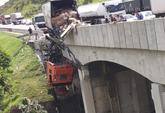 Carreta penurada cabine na druta