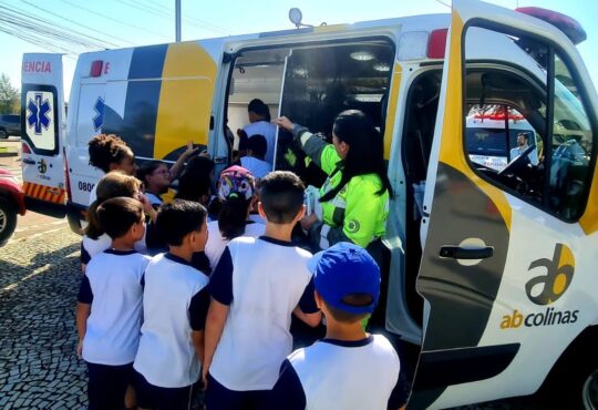 Uma das ações com estudantes de jundiaí realiza pela ab colinas durante o maio amarelo