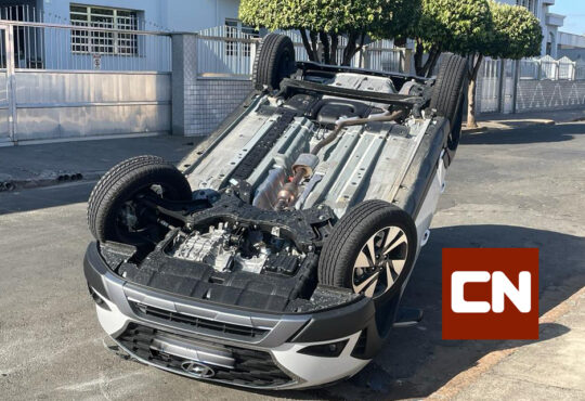 Carro capotado no centro 1