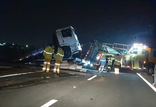 Acidente caminhão sp75