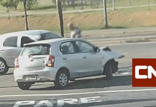 Colisão etios rua 83