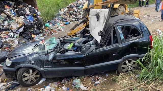 Carro fica destruído após cair de caminhão-cegonha que entalou em