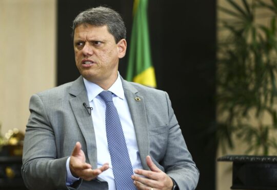 O ministro da infraestrutura, tarcísio gomes de freitas, durante entrevista.