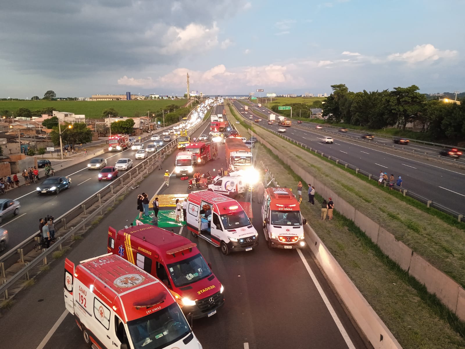 Mega-acidente deixa 10 vítimas e bloqueia trecho da Rodovia D. Pedro I 