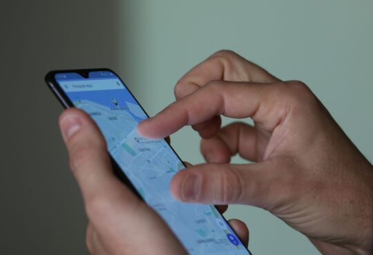 Smartphone, celular, em uso.