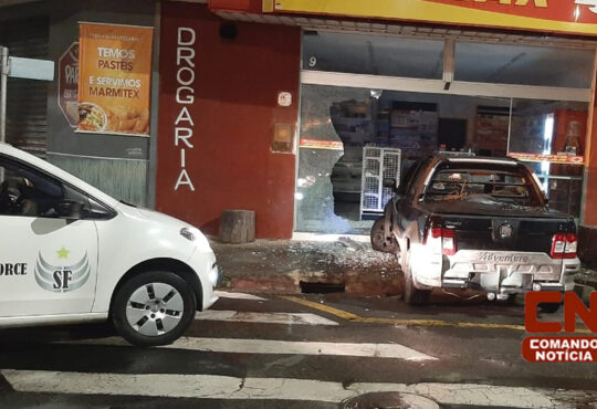 Carro invade farmacia 3 cópia
