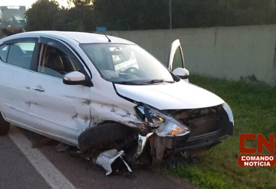 Acidente carro bate mureta