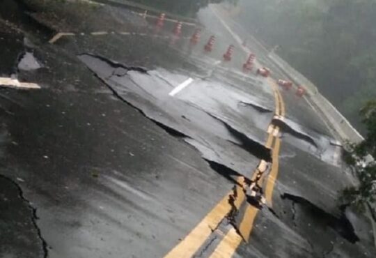 Asfalto danificado chuva bertioga