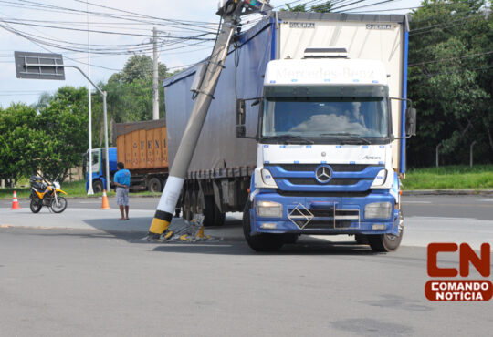 Carreta bat em poste